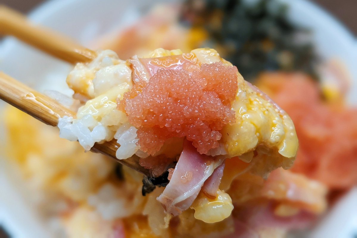 たらこカルボ丼】 ①ベーコンは1cm幅、たらこは細かくカットする ②チーズ、たらこ15g、牛乳、ベーコン、ブラックペッパーを混ぜて、ラップをして600W1分半温める ③ご飯の上に②をのせ、たらこ15g、きざみのり、卵黄をのせて完成 たらこを混ぜたカルボソースが美味すぎです