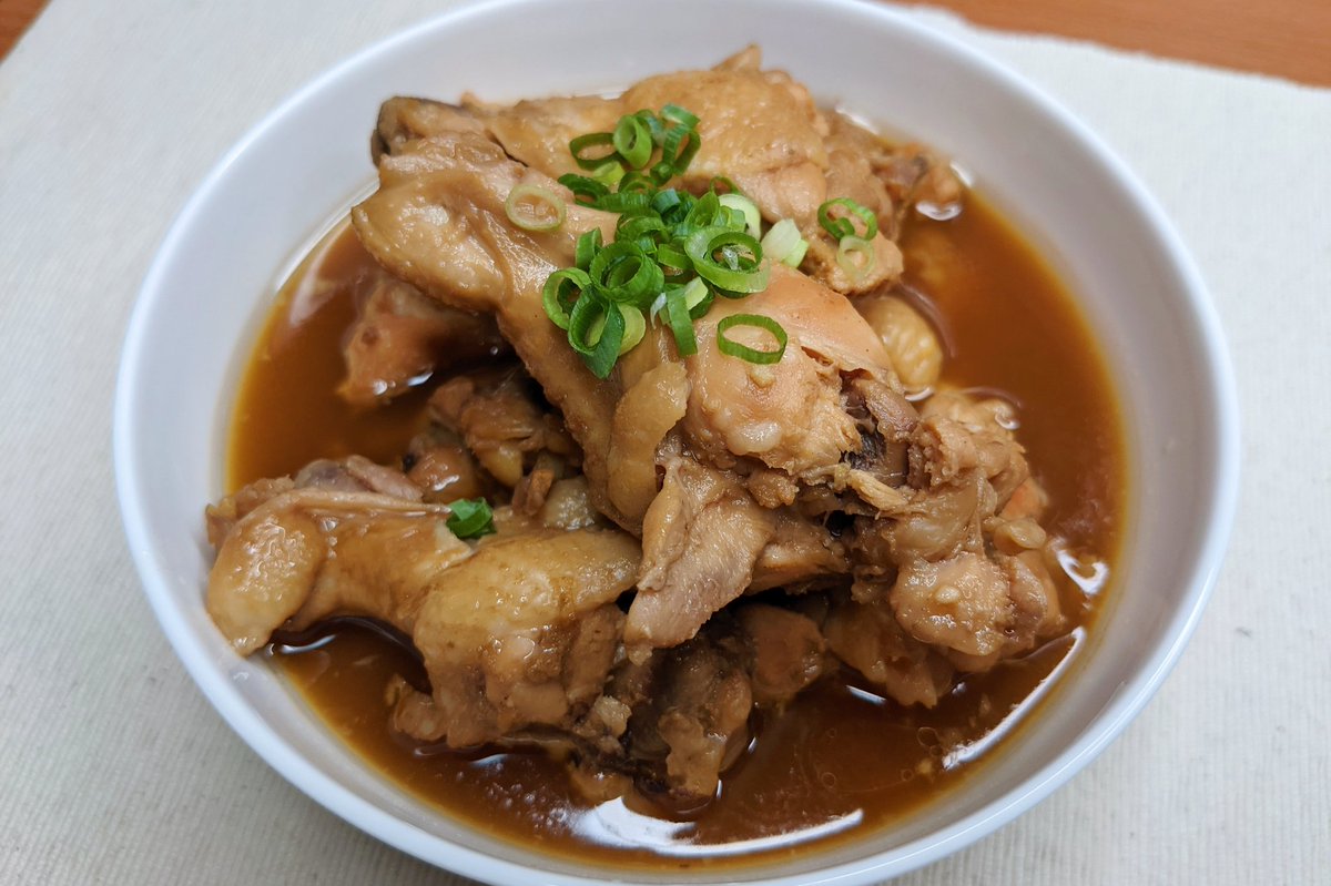 究極の手羽元】 ①炊飯器に水、ポン酢、白だし、だしの素、砂糖、にんにく、しょうがを入れ混ぜる ②手羽元を炊飯器に入れ、通常炊飯で炊き、ネギをのせて完成