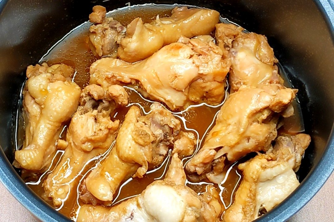 究極の手羽元】 ①炊飯器に水、ポン酢、白だし、だしの素、砂糖、にんにく、しょうがを入れ混ぜる ②手羽元を炊飯器に入れ、通常炊飯で炊き、ネギをのせて完成