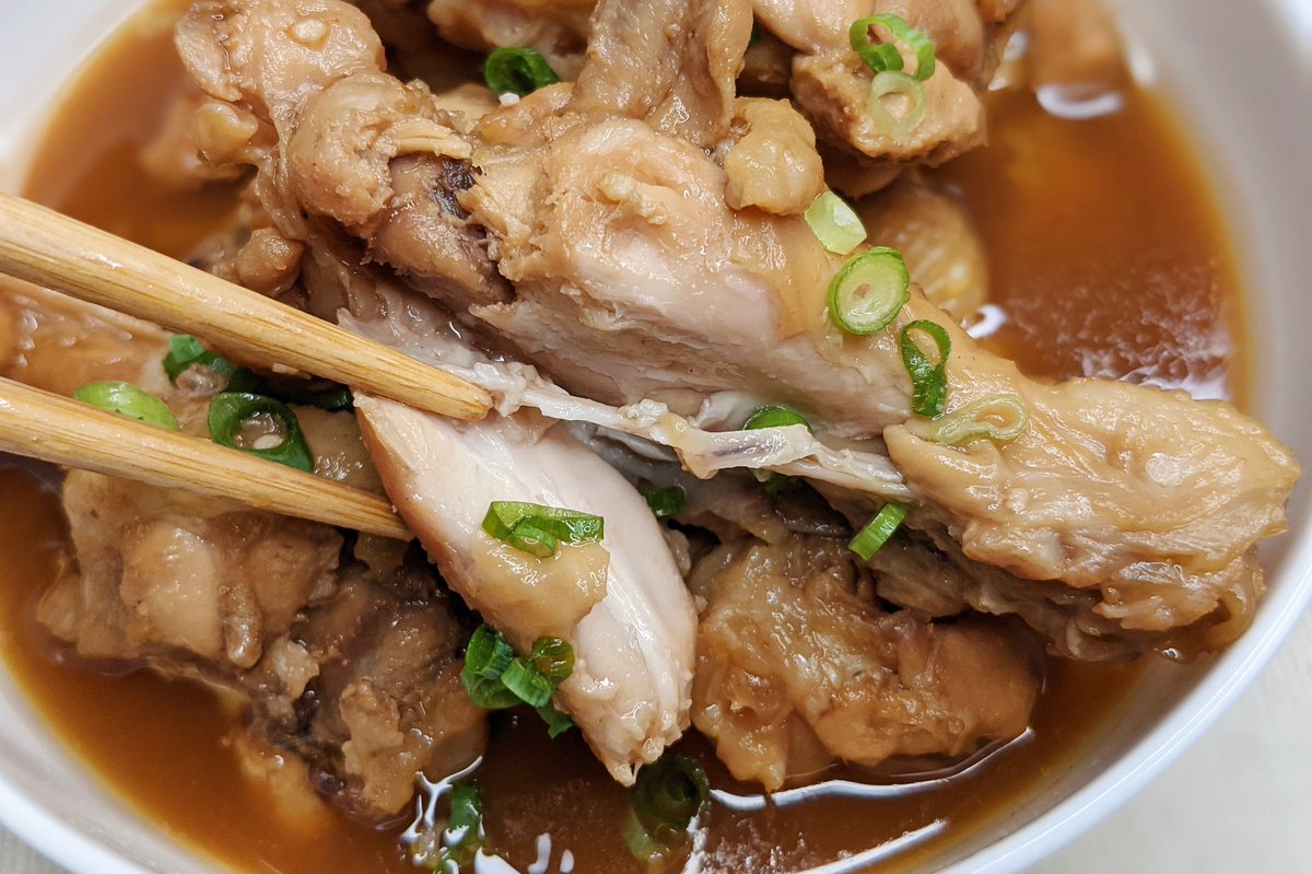究極の手羽元】 ①炊飯器に水、ポン酢、白だし、だしの素、砂糖、にんにく、しょうがを入れ混ぜる ②手羽元を炊飯器に入れ、通常炊飯で炊き、ネギをのせて完成