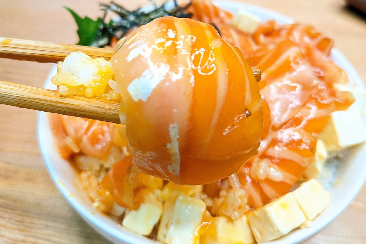 【至高のサーモンクリームチーズユッケ丼】 ①サーモンに焼肉のタレ、ごま油、白ごまを混ぜ20分漬ける ②①にクリームチーズを和える ③ごはんの上に大葉、②、卵黄、きざみのりをのせて完成 しっかり味がついたサーモンとなめらかなクリームチーズが最高に合います