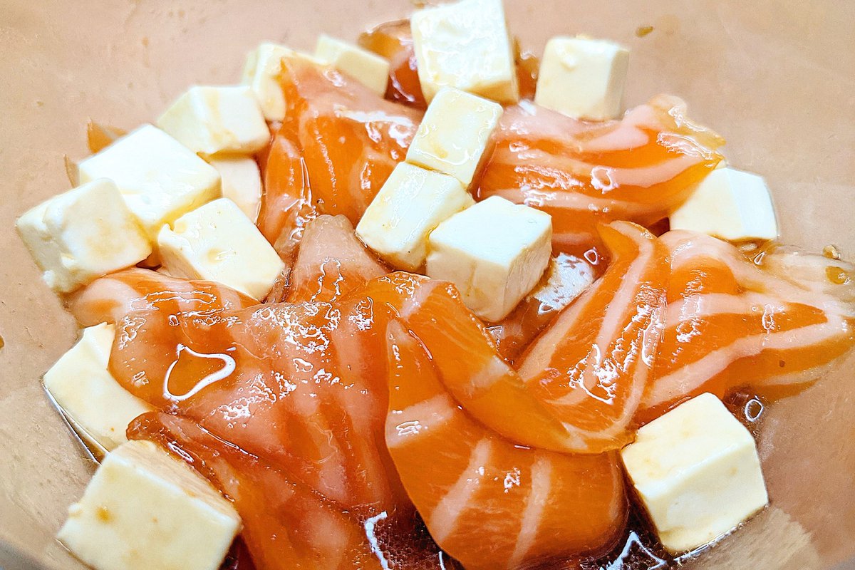 【至高のサーモンクリームチーズユッケ丼】 ①サーモンに焼肉のタレ、ごま油、白ごまを混ぜ20分漬ける ②①にクリームチーズを和える ③ごはんの上に大葉、②、卵黄、きざみのりをのせて完成 しっかり味がついたサーモンとなめらかなクリームチーズが最高に合います