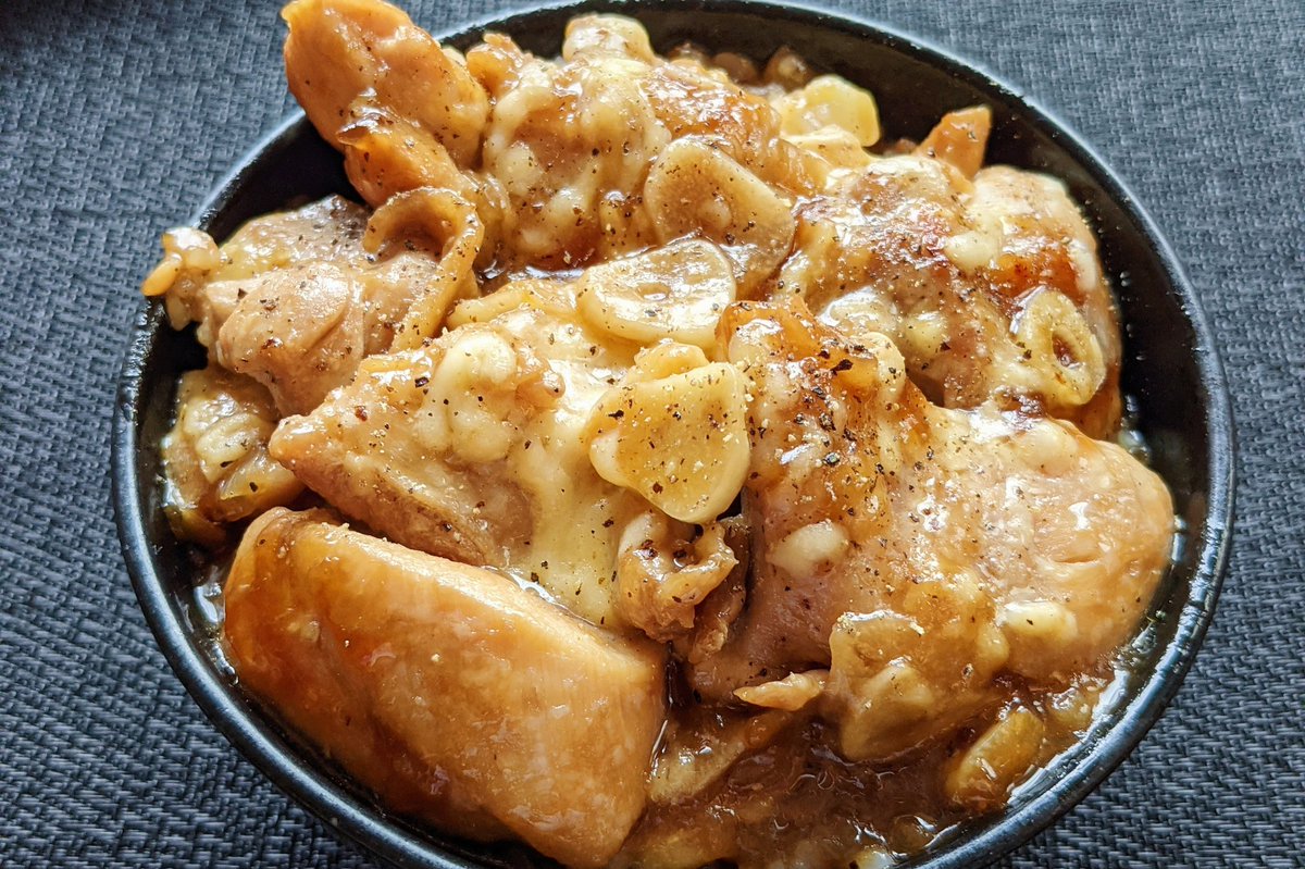 【にんにくチーズのテリチキ丼】  ①鶏肉を大きめのサイズに切って、塩胡椒をねり込む ②フライパンにサラダ油小さじ1を入れ弱火で鶏肉を炒める ③火が通ったら玉ねぎを炒めて醤油、料理酒、みりん、片栗粉、砂糖、にんにくを入れて煮る ④チーズを入れ、溶けたらごはんにかけて完成 