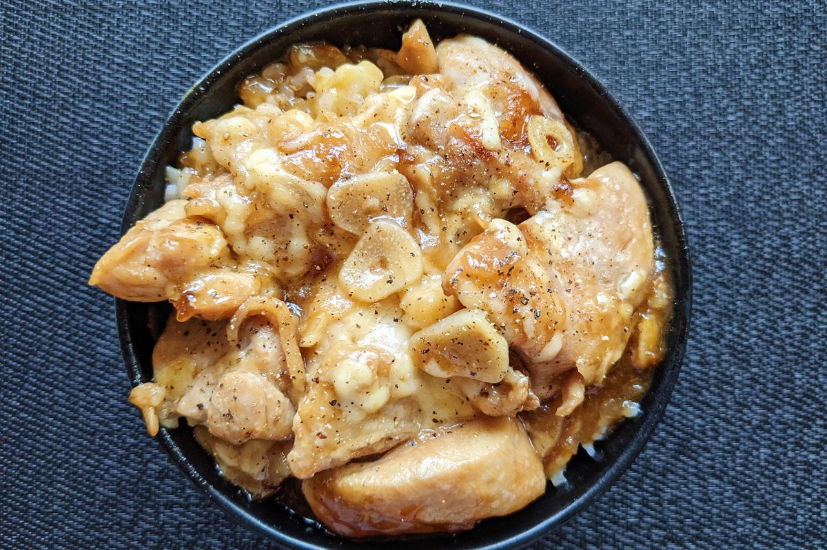 【にんにくチーズのテリチキ丼】  ①鶏肉を大きめのサイズに切って、塩胡椒をねり込む ②フライパンにサラダ油小さじ1を入れ弱火で鶏肉を炒める ③火が通ったら玉ねぎを炒めて醤油、料理酒、みりん、片栗粉、砂糖、にんにくを入れて煮る ④チーズを入れ、溶けたらごはんにかけて完成 