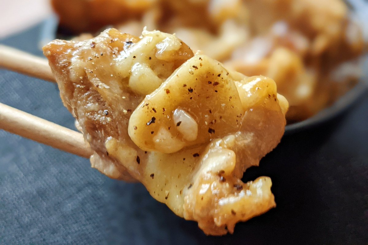 【にんにくチーズのテリチキ丼】 ①鶏肉を大きめのサイズに切って、塩胡椒をねり込む ②フライパンにサラダ油小さじ1を入れ弱火で鶏肉を炒める ③火が通ったら玉ねぎを炒めて醤油、料理酒、みりん、片栗粉、砂糖、にんにくを入れて煮る ④チーズを入れ、溶けたらごはんにかけて完成