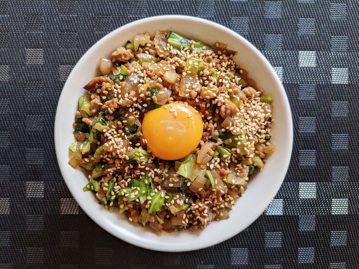 皮なし餃子丼】　  ①フライパンにごま油をひき、中火でミンチを炒める ②半焼けになったら玉ねぎ、にんにく、生姜を入れる ③玉ねぎがキツネ色になったらキャベツ、ニラ、赤味噌、ポン酢、鶏ガラ、砂糖を入れる ③最後にラー油を混ぜてごはんの上にのせたら完成