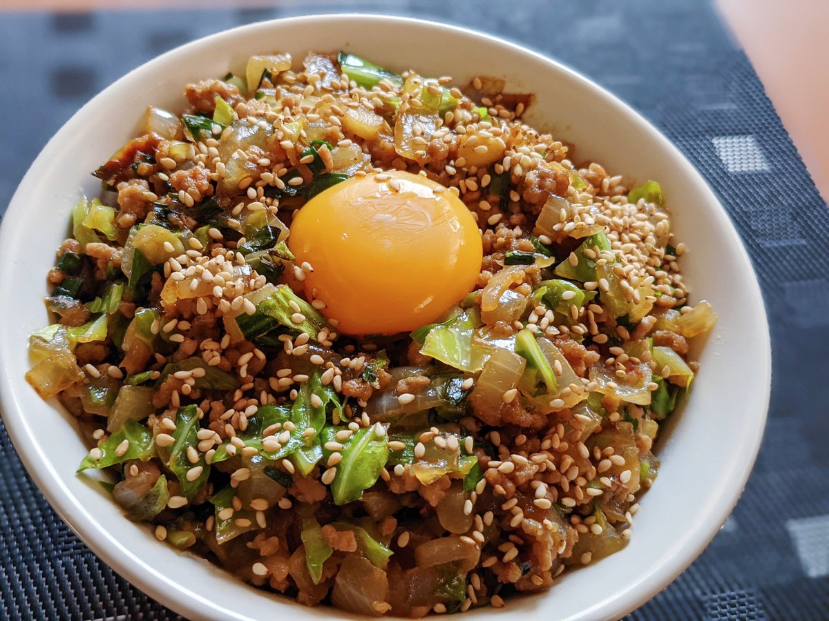 皮なし餃子丼】　  ①フライパンにごま油をひき、中火でミンチを炒める ②半焼けになったら玉ねぎ、にんにく、生姜を入れる ③玉ねぎがキツネ色になったらキャベツ、ニラ、赤味噌、ポン酢、鶏ガラ、砂糖を入れる ③最後にラー油を混ぜてごはんの上にのせたら完成