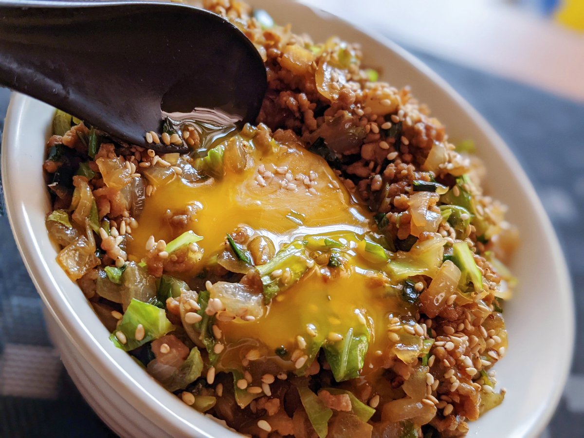 皮なし餃子丼】　  ①フライパンにごま油をひき、中火でミンチを炒める ②半焼けになったら玉ねぎ、にんにく、生姜を入れる ③玉ねぎがキツネ色になったらキャベツ、ニラ、赤味噌、ポン酢、鶏ガラ、砂糖を入れる ③最後にラー油を混ぜてごはんの上にのせたら完成