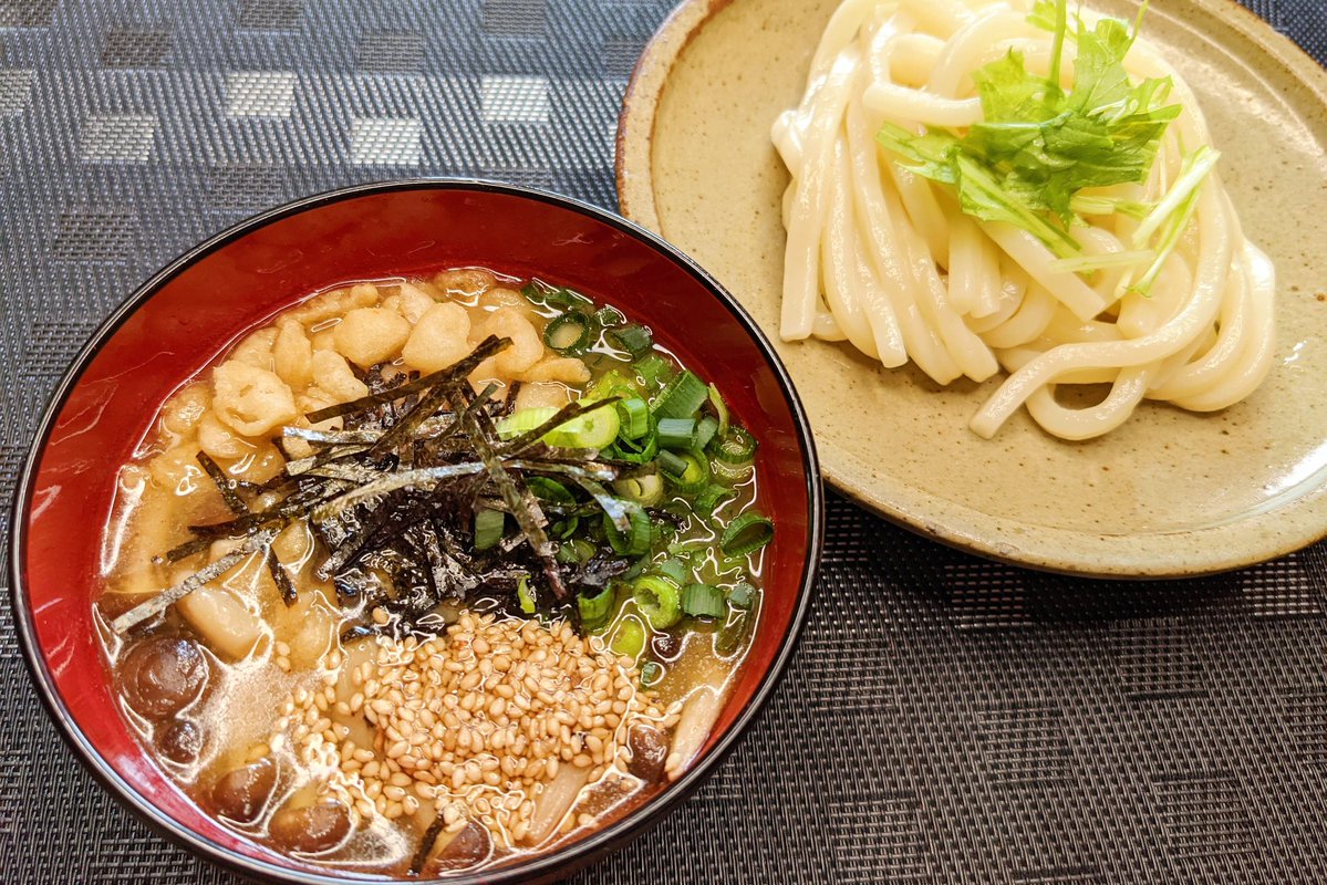 【めちゃめちゃうまい!白だしでつけ麺うどん】  ①しめじにラップをかけて600Wで一分半温める ②しめじに水、白だし、ごま油、味噌、鶏ガラ、だしの素、砂糖を入れてさらに1分温める ③海苔、いりごま、天かす、ネギを入れたら完成!  1玉で終わるつもりが美味しすぎて2玉食べちゃいました