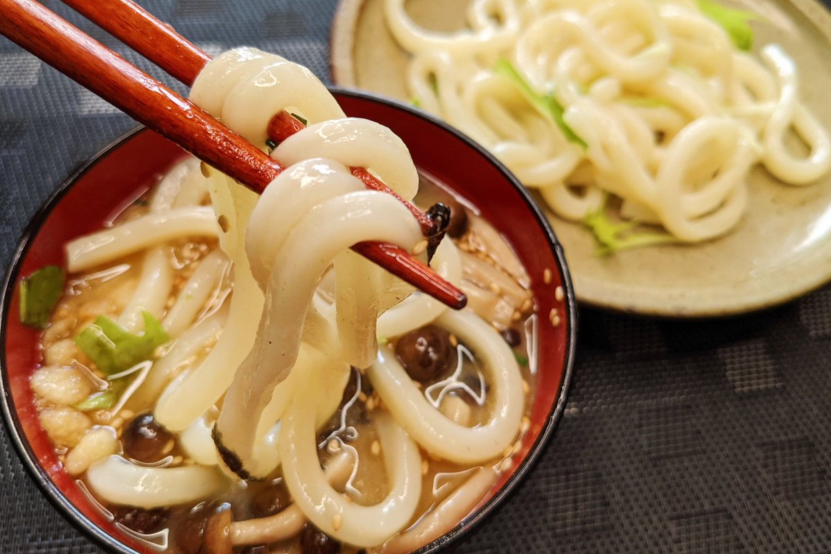 【めちゃめちゃうまい!白だしでつけ麺うどん】  ①しめじにラップをかけて600Wで一分半温める ②しめじに水、白だし、ごま油、味噌、鶏ガラ、だしの素、砂糖を入れてさらに1分温める ③海苔、いりごま、天かす、ネギを入れたら完成!  1玉で終わるつもりが美味しすぎて2玉食べちゃいました