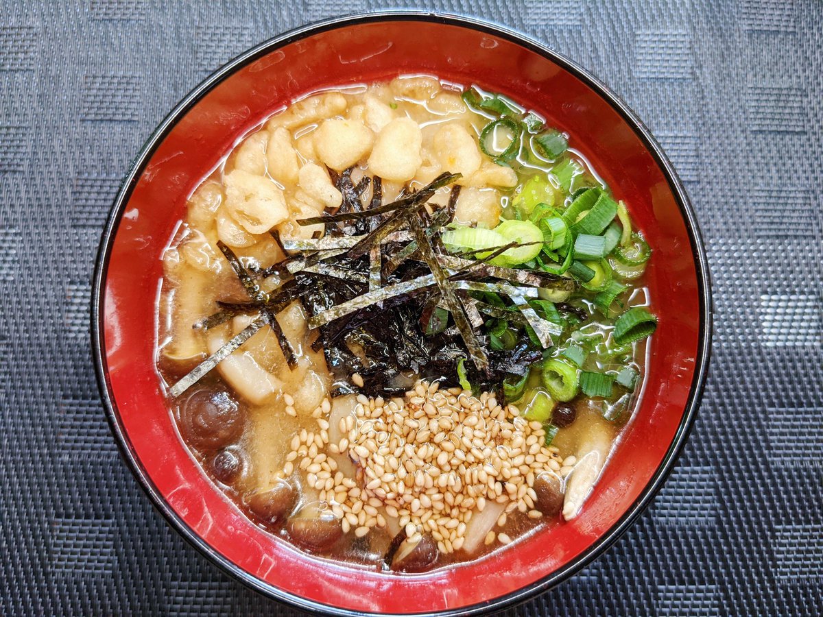 【めちゃめちゃうまい!白だしでつけ麺うどん】  ①しめじにラップをかけて600Wで一分半温める ②しめじに水、白だし、ごま油、味噌、鶏ガラ、だしの素、砂糖を入れてさらに1分温める ③海苔、いりごま、天かす、ネギを入れたら完成!  1玉で終わるつもりが美味しすぎて2玉食べちゃいました