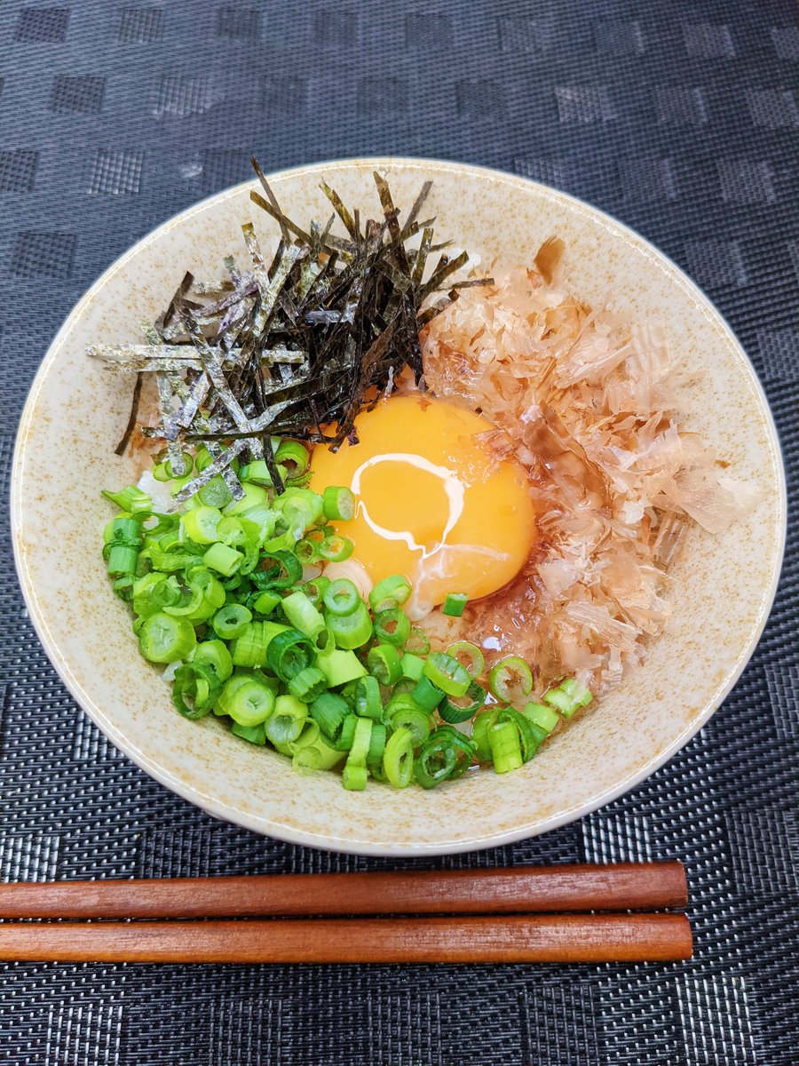 ごはんに調味料を混ぜると、トッピングの味がより引き立ちます!! 是非お試しください