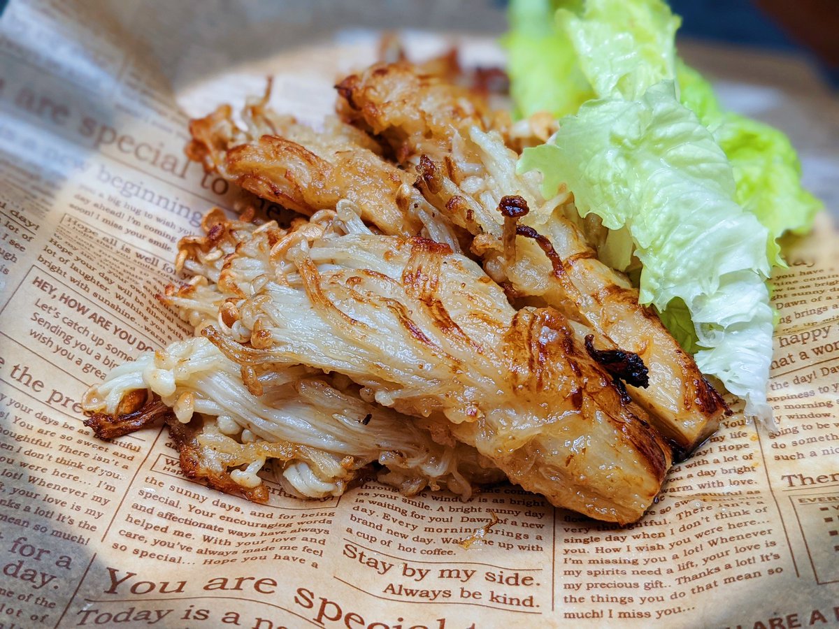 フライドえのき】  ①えのきを数束に分けてめんつゆ、にんにくを混ぜ片栗粉、薄力粉をまぶす ②フライパンにサラダ油大さじ4を入れ、中火でえのきを揚げ、キツネ色になったら完成