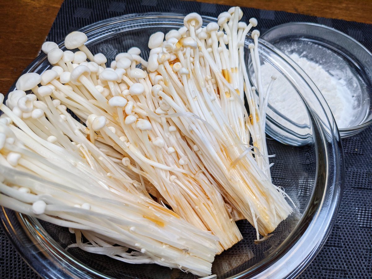 フライドえのき】  ①えのきを数束に分けてめんつゆ、にんにくを混ぜ片栗粉、薄力粉をまぶす ②フライパンにサラダ油大さじ4を入れ、中火でえのきを揚げ、キツネ色になったら完成