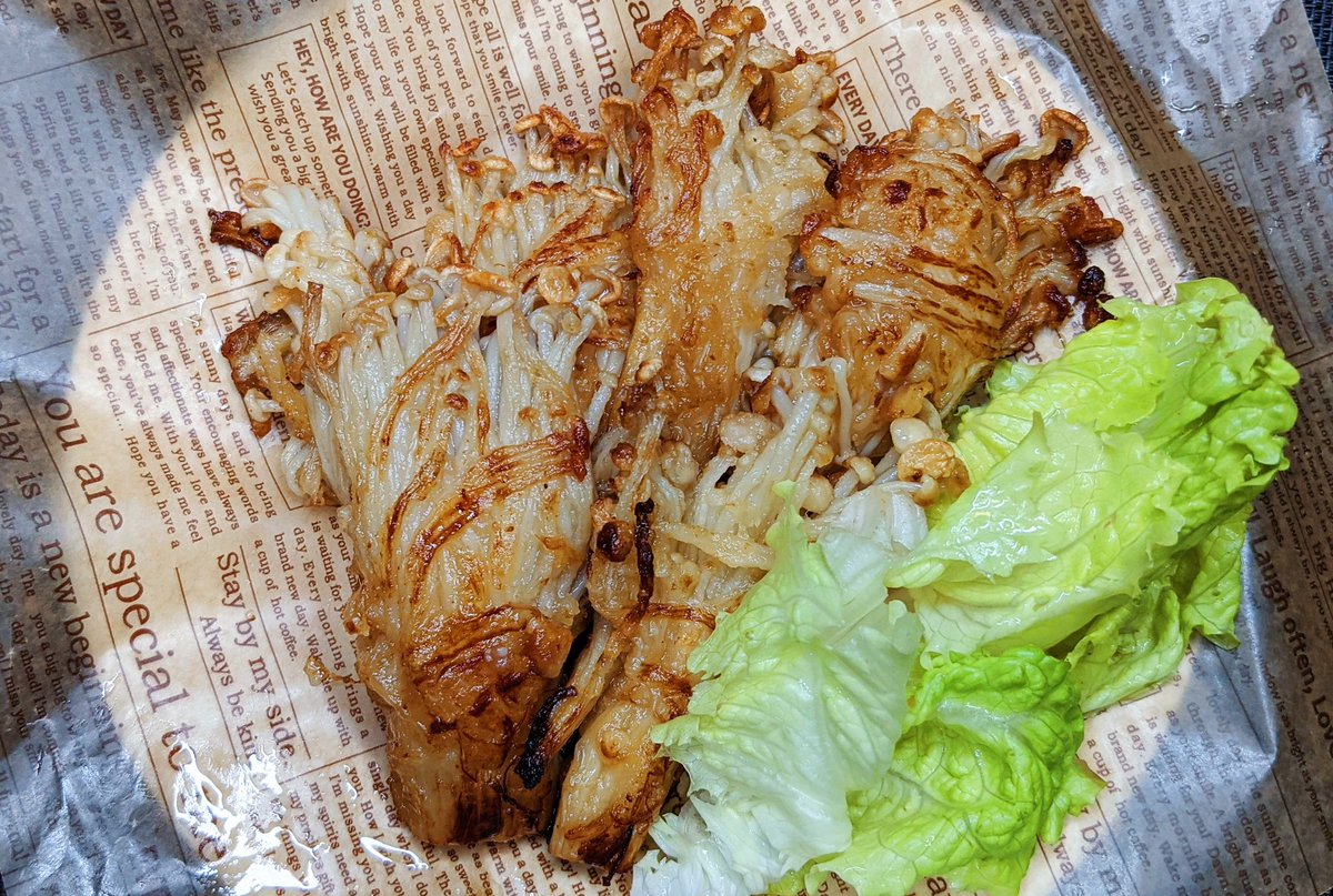 フライドえのき】  ①えのきを数束に分けてめんつゆ、にんにくを混ぜ片栗粉、薄力粉をまぶす ②フライパンにサラダ油大さじ4を入れ、中火でえのきを揚げ、キツネ色になったら完成