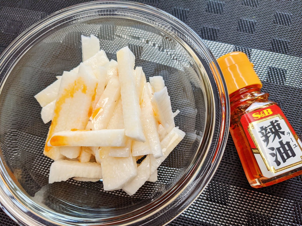 山芋キムチナムル】  ①山芋を細切りにして、めんつゆ、ごま油で和えてラー油をお好みでかける ②キムチに白ごまを加え、山芋の上にのせれば完成