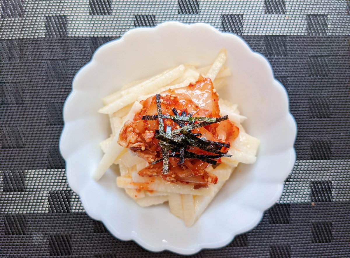 山芋キムチナムル】  ①山芋を細切りにして、めんつゆ、ごま油で和えてラー油をお好みでかける ②キムチに白ごまを加え、山芋の上にのせれば完成