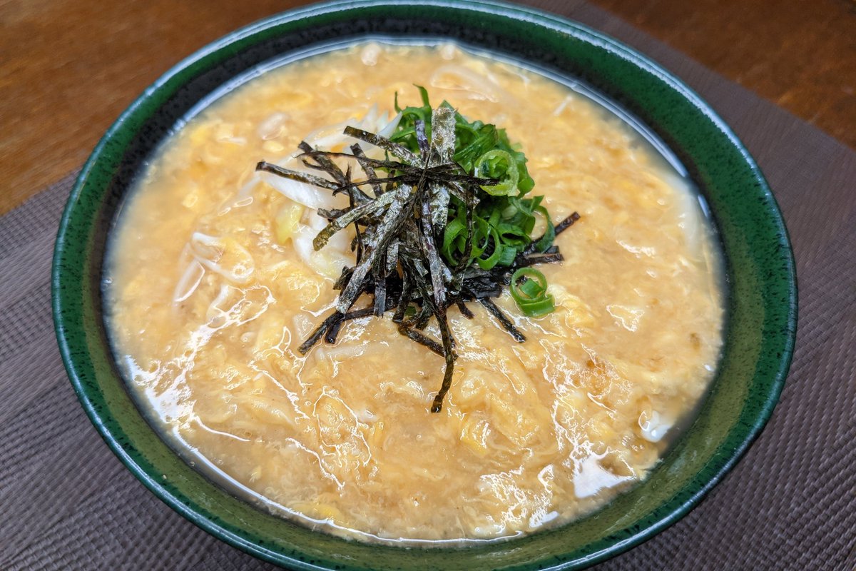 卵あんかけうどん】 ①フライパンに水を入れ沸騰したらうどんを入れる ②うどんを湯がいたらうどんだけを皿に移す ③残ったお湯にめんつゆ、みりん、だしの素、えのき、白ネギを入れて熱する ④片栗粉を入れて回しながら卵を入れ2.3回かき混ぜて火を止めてうどんの上にかけて完成