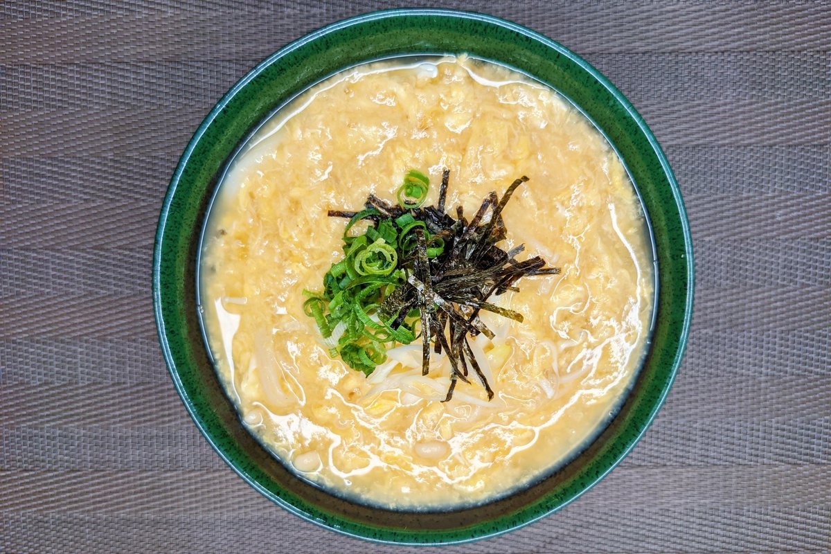 卵あんかけうどん】 ①フライパンに水を入れ沸騰したらうどんを入れる ②うどんを湯がいたらうどんだけを皿に移す ③残ったお湯にめんつゆ、みりん、だしの素、えのき、白ネギを入れて熱する ④片栗粉を入れて回しながら卵を入れ2.3回かき混ぜて火を止めてうどんの上にかけて完成