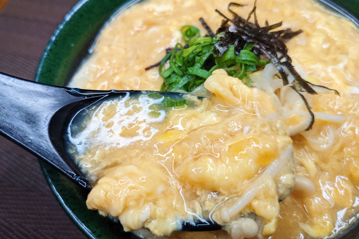 卵あんかけうどん】 ①フライパンに水を入れ沸騰したらうどんを入れる ②うどんを湯がいたらうどんだけを皿に移す ③残ったお湯にめんつゆ、みりん、だしの素、えのき、白ネギを入れて熱する ④片栗粉を入れて回しながら卵を入れ2.3回かき混ぜて火を止めてうどんの上にかけて完成
