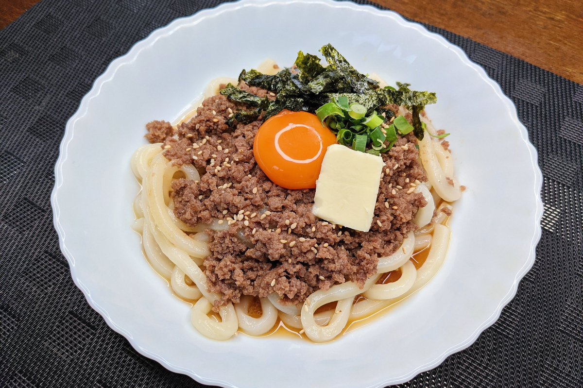 肉味噌バターうどん】  ①ミンチに赤みそ、めんつゆ、料理酒、砂糖、にんにく、ショウガを入れラップをして600W2分温める ②一旦混ぜて、だしの素、バターを混ぜて1分温める(火が通っていればOK) ③うどんを湯がいて水気を切りミンチ、卵黄、海苔、ネギ、白ごまをのせて完成