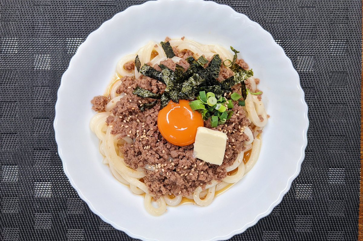 肉味噌バターうどん】  ①ミンチに赤みそ、めんつゆ、料理酒、砂糖、にんにく、ショウガを入れラップをして600W2分温める ②一旦混ぜて、だしの素、バターを混ぜて1分温める(火が通っていればOK) ③うどんを湯がいて水気を切りミンチ、卵黄、海苔、ネギ、白ごまをのせて完成