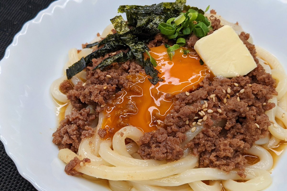 肉味噌バターうどん】  ①ミンチに赤みそ、めんつゆ、料理酒、砂糖、にんにく、ショウガを入れラップをして600W2分温める ②一旦混ぜて、だしの素、バターを混ぜて1分温める(火が通っていればOK) ③うどんを湯がいて水気を切りミンチ、卵黄、海苔、ネギ、白ごまをのせて完成