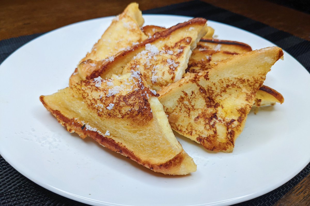 【チーズとはちみつのフレンチトースト】 ①パンの側面に切り込みを入れてチーズを入れる ②卵を溶き、牛乳、砂糖を混ぜる ③パンを②に浸してフライパンにバターを入れて弱火でパンを焼く ④両面に少し焦げ目がついたら皿に移して砂糖をまぶしてはちみつをかけて完成 サクふわで超美味です