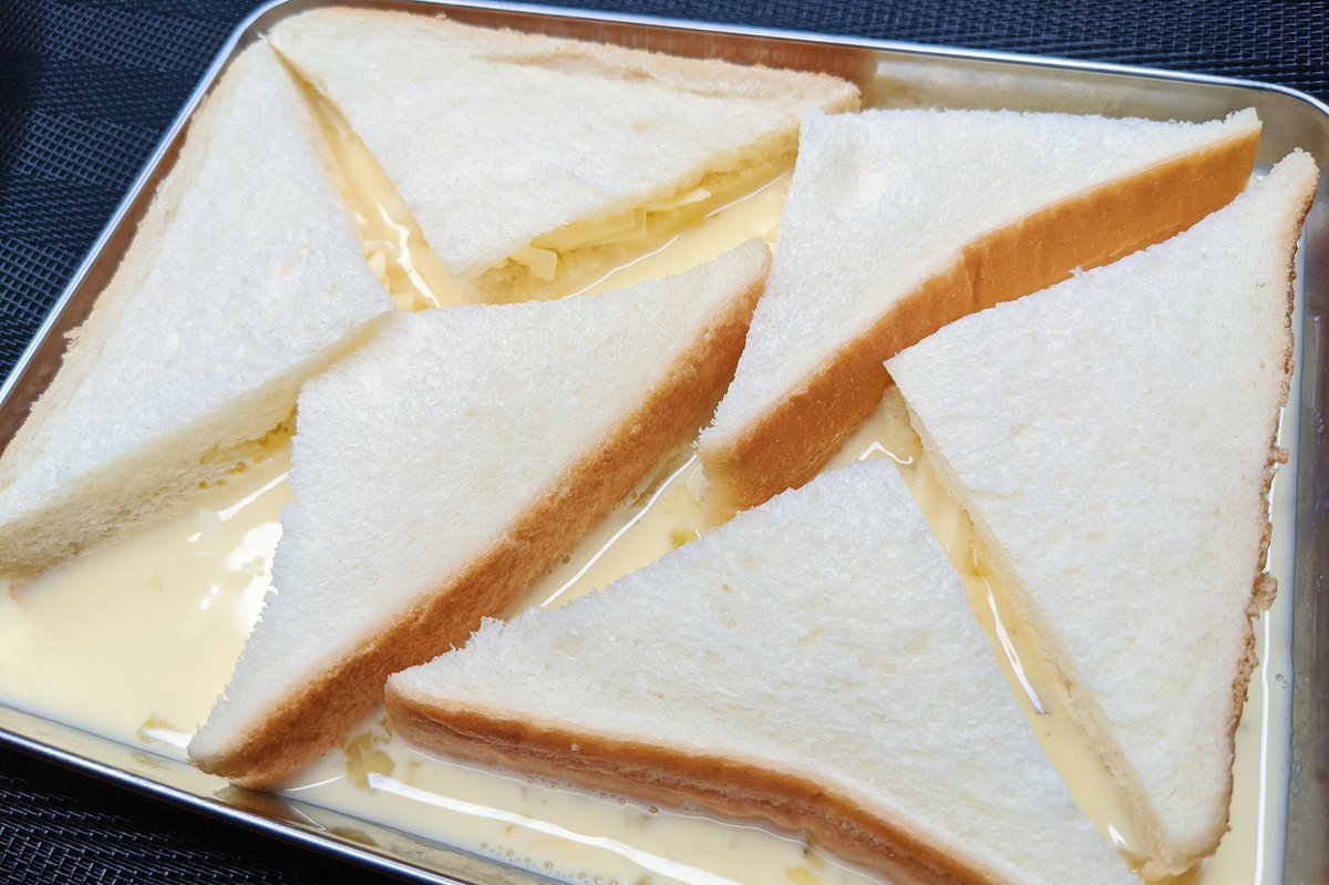 【チーズとはちみつのフレンチトースト】 ①パンの側面に切り込みを入れてチーズを入れる ②卵を溶き、牛乳、砂糖を混ぜる ③パンを②に浸してフライパンにバターを入れて弱火でパンを焼く ④両面に少し焦げ目がついたら皿に移して砂糖をまぶしてはちみつをかけて完成 サクふわで超美味です