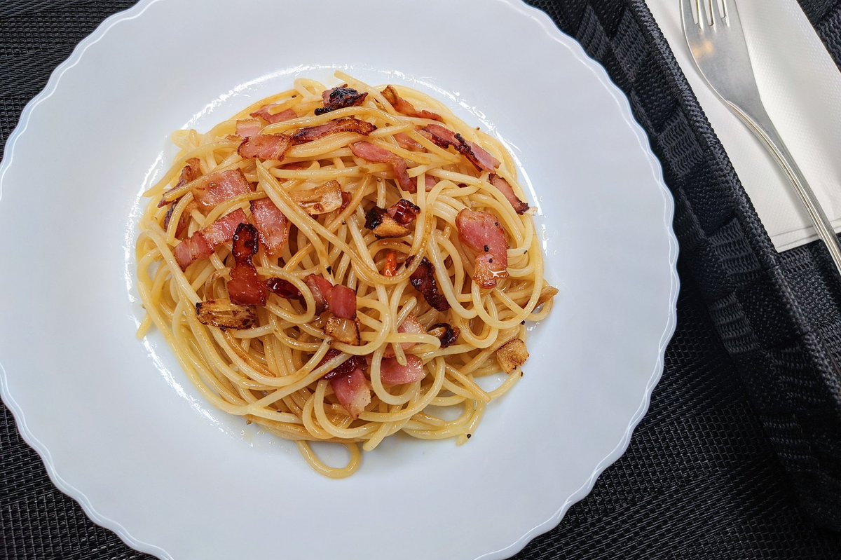ラー油ペペロンチーノ】  ①2Lほどの沸騰させたお湯に塩大さじ1を入れてパスタを7分湯がく ②フライパンにごま油を入れて中火でベーコン、にんにくを炒める ③パスタを入れてコンソメを水小さじ1で溶いて入れ混ぜる ④ブラックペッパーで調整して鷹の爪、ラー油を混ぜれば完成