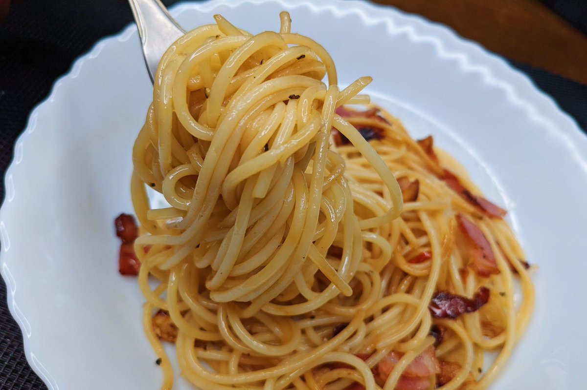 ラー油ペペロンチーノ】  ①2Lほどの沸騰させたお湯に塩大さじ1を入れてパスタを7分湯がく ②フライパンにごま油を入れて中火でベーコン、にんにくを炒める ③パスタを入れてコンソメを水小さじ1で溶いて入れ混ぜる ④ブラックペッパーで調整して鷹の爪、ラー油を混ぜれば完成
