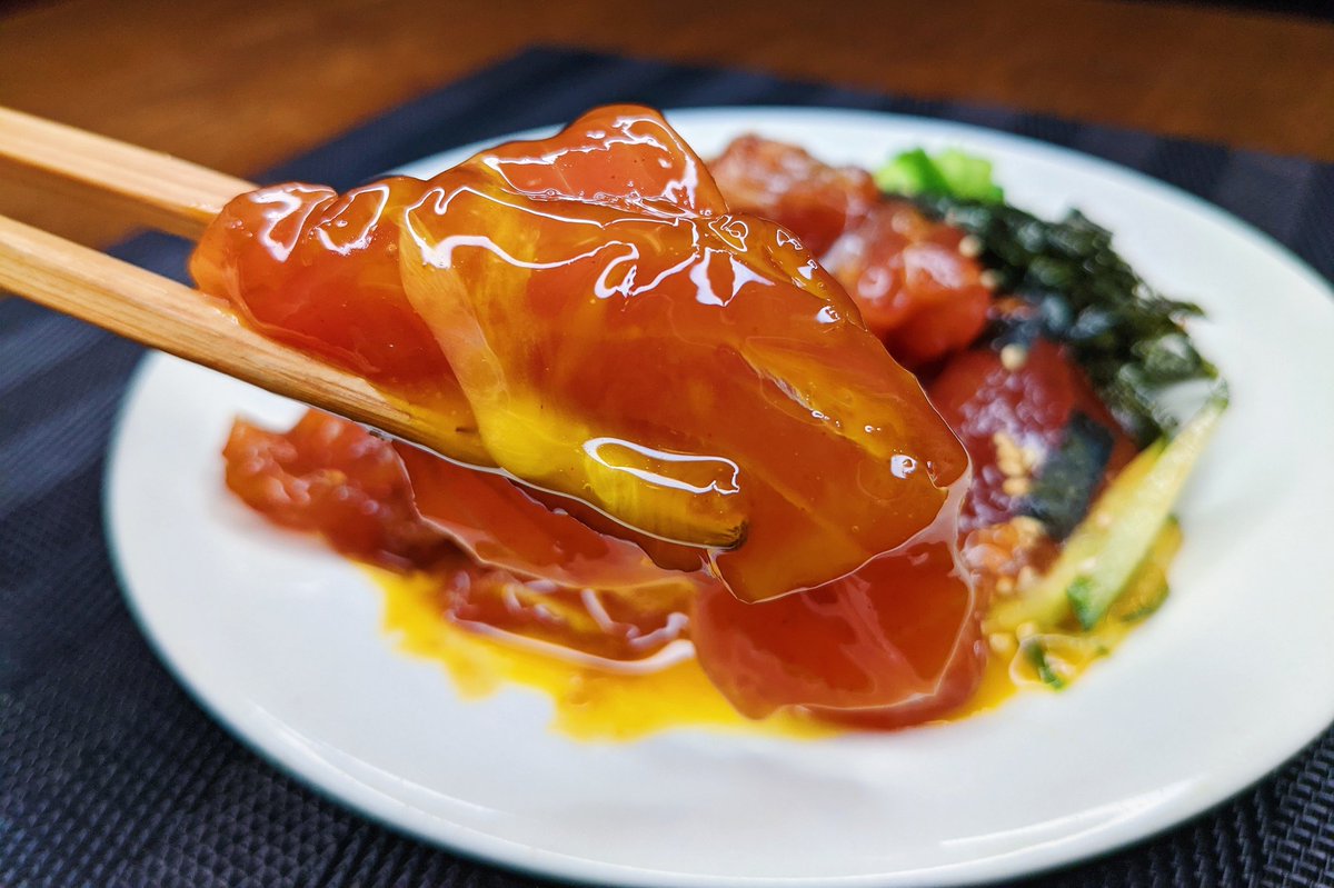 まぐろユッケ】  ①マグロをカットし、醤油、ごま油、コチュジャン、にんにく、生姜を混ぜ10分おく ②白ごまを加えてきゅうりの上にのせ卵黄、ネギ、のりをのせれば完成