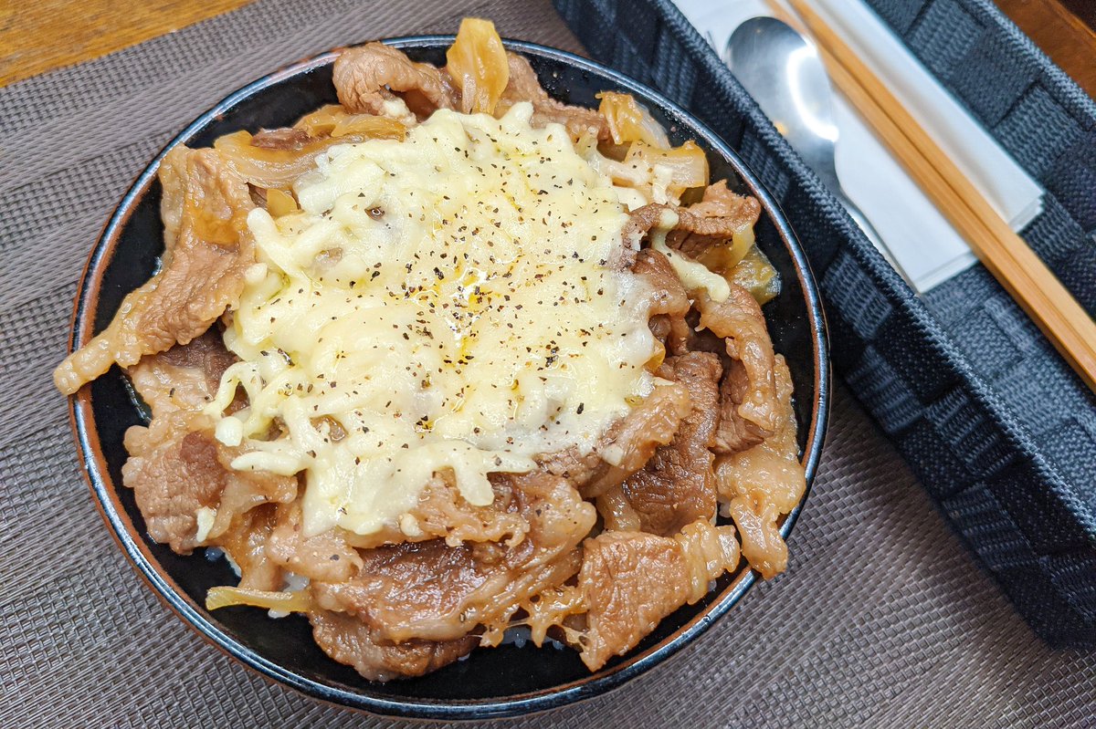 【濃厚チーズの牛カルビ丼】  ①フライパンにサラダ油小さじ1を入れ中火で玉ねぎを軽く炒め、水、醤油、料理酒、みりん、砂糖、にんにく、ショウガを入れ弱火で煮込む ②軽く沸騰してきたら牛肉を入れ弱火で5分ほど煮込みごはんの上にのせチーズを加え600W１分温める ③ブラックペッパーをかけて完成 