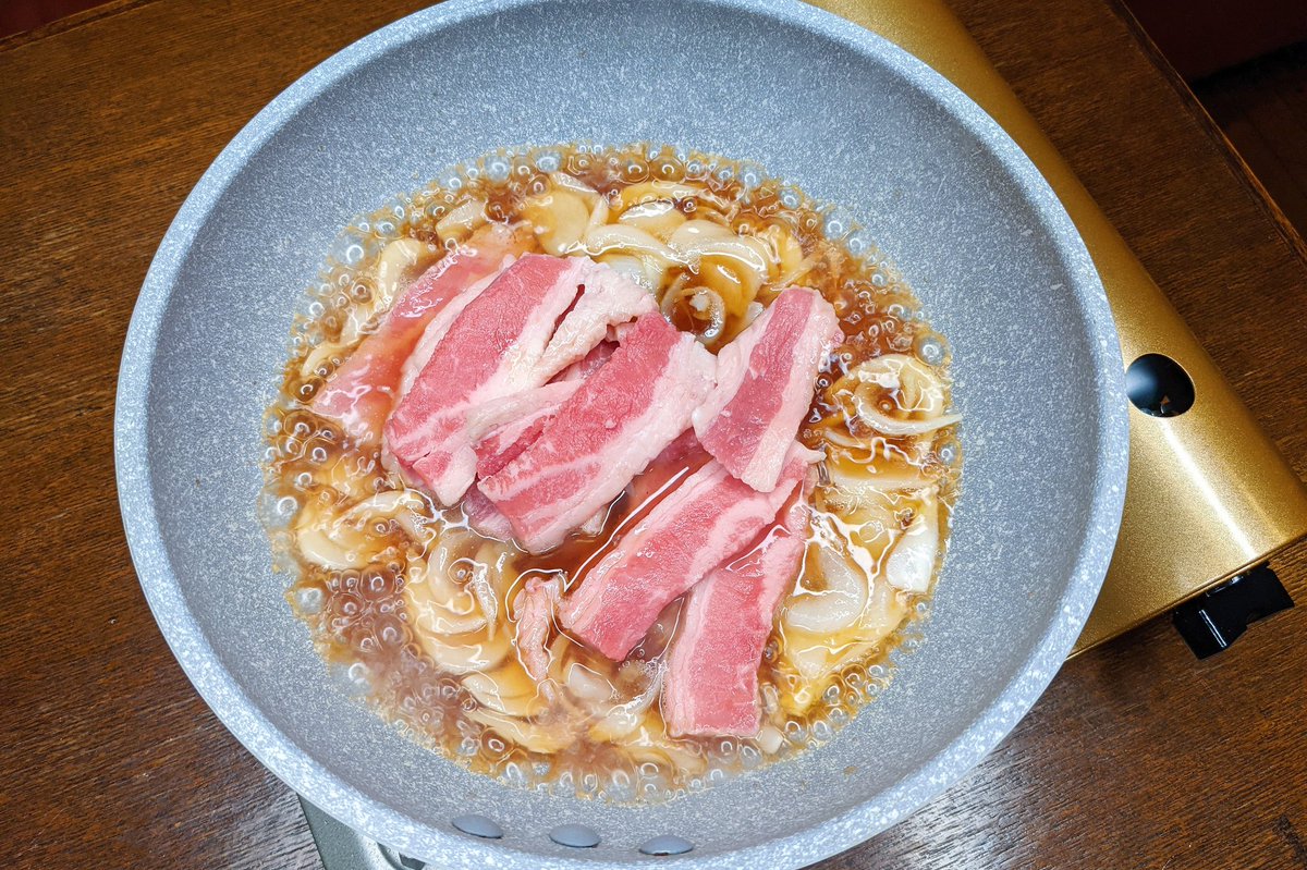 【濃厚チーズの牛カルビ丼】  ①フライパンにサラダ油小さじ1を入れ中火で玉ねぎを軽く炒め、水、醤油、料理酒、みりん、砂糖、にんにく、ショウガを入れ弱火で煮込む ②軽く沸騰してきたら牛肉を入れ弱火で5分ほど煮込みごはんの上にのせチーズを加え600W１分温める ③ブラックペッパーをかけて完成 