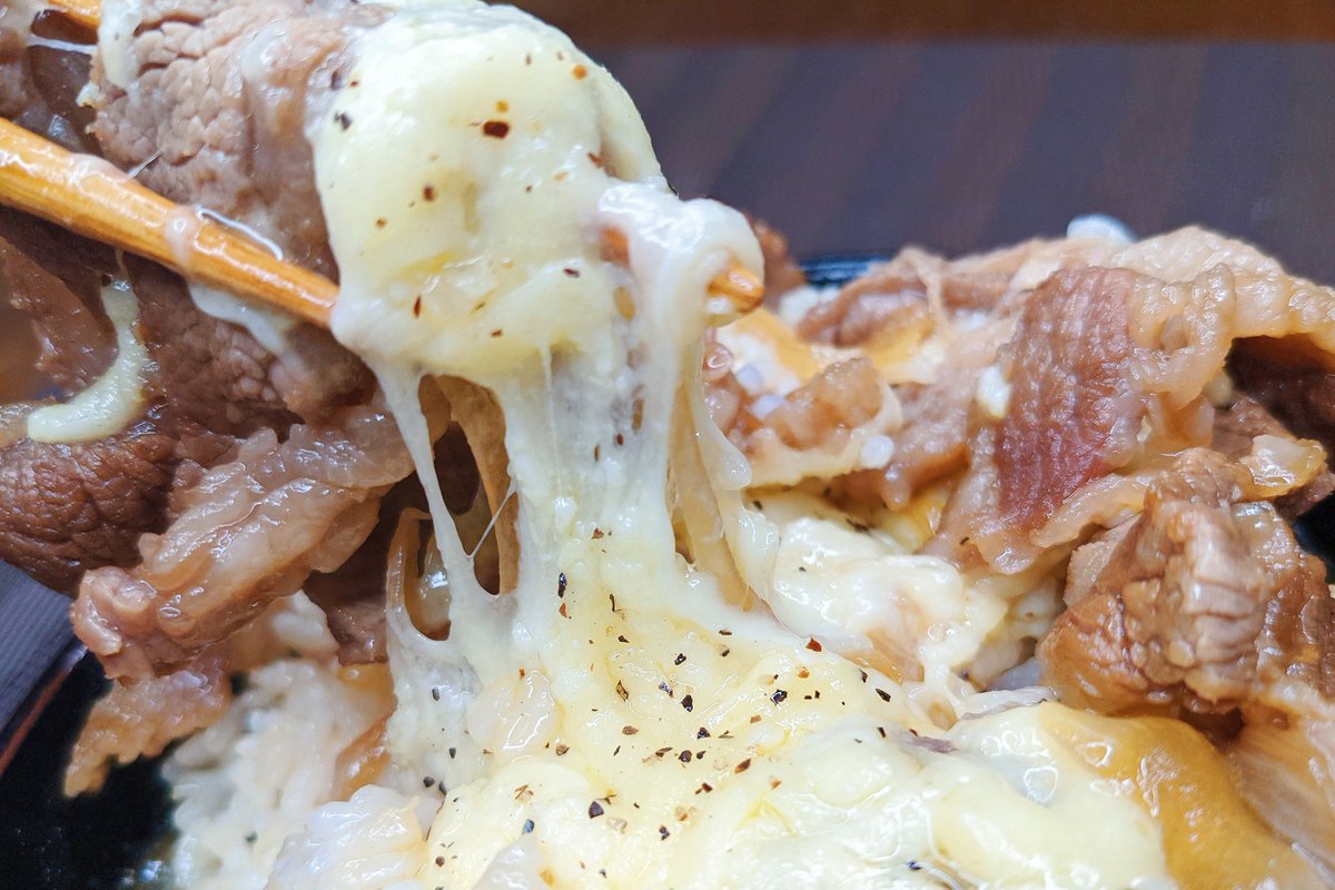 【濃厚チーズの牛カルビ丼】  ①フライパンにサラダ油小さじ1を入れ中火で玉ねぎを軽く炒め、水、醤油、料理酒、みりん、砂糖、にんにく、ショウガを入れ弱火で煮込む ②軽く沸騰してきたら牛肉を入れ弱火で5分ほど煮込みごはんの上にのせチーズを加え600W１分温める ③ブラックペッパーをかけて完成 