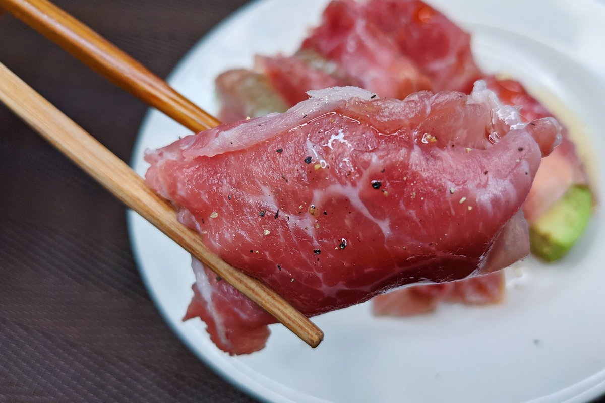 生ハム餃子】  ①アボカドとチーズを生ハムで巻いてごま油、ラー油、ブラックペッパーをかければ完成  生ハムのなんちゃって餃子の完成です