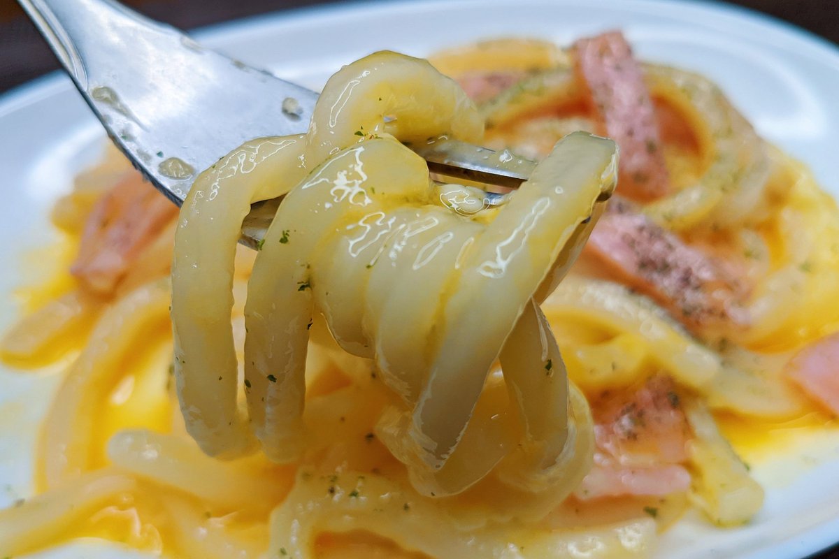 カルボナーラうどん】  ①冷凍のうどんを耐熱容器に入れ上にオリーブオイル、チーズ、ハムをのせてラップをして600W4分で温める ②卵を溶いて②と混ぜてブラックペッパー、パセリをかけて完成  めちゃめちゃ簡単でレンジだけでカルボナーラができます