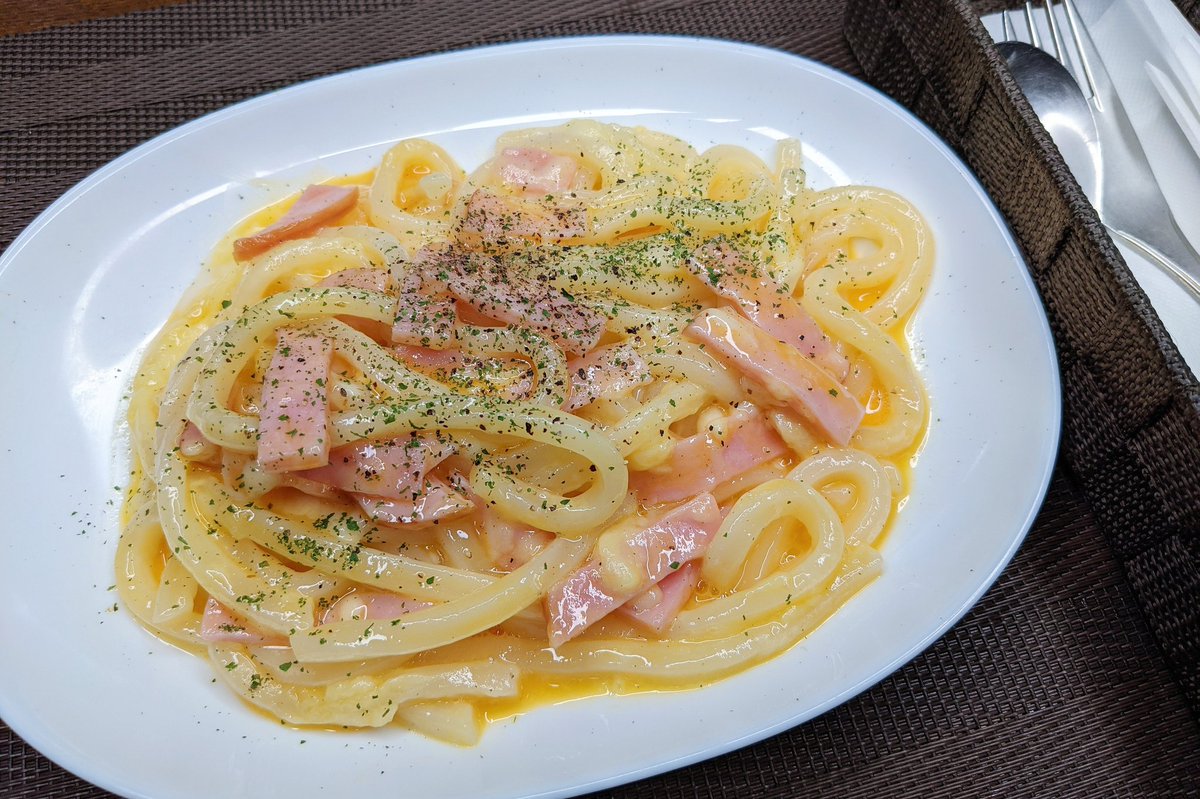 カルボナーラうどん】  ①冷凍のうどんを耐熱容器に入れ上にオリーブオイル、チーズ、ハムをのせてラップをして600W4分で温める ②卵を溶いて②と混ぜてブラックペッパー、パセリをかけて完成  めちゃめちゃ簡単でレンジだけでカルボナーラができます