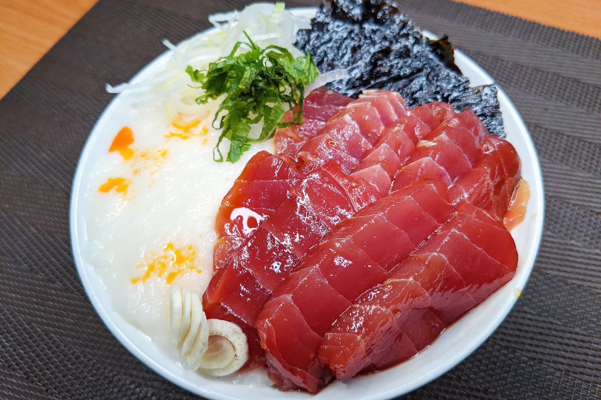 【マグロ山かけにんにく漬け丼】 ①マグロにめんつゆ、ごま油、砂糖、にんにくを加えて20分おく ②ごはんの上に①、山芋、大葉、ネギ、海苔、ラー油をかけたら完成 めんつゆとにんにくベースのタレにマグロ漬け込んだらめちゃくちゃ美味でした