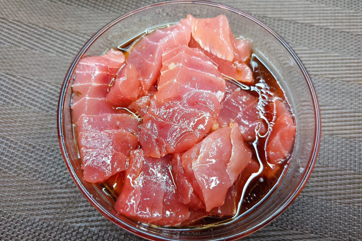 【マグロ山かけにんにく漬け丼】 ①マグロにめんつゆ、ごま油、砂糖、にんにくを加えて20分おく ②ごはんの上に①、山芋、大葉、ネギ、海苔、ラー油をかけたら完成 めんつゆとにんにくベースのタレにマグロ漬け込んだらめちゃくちゃ美味でした