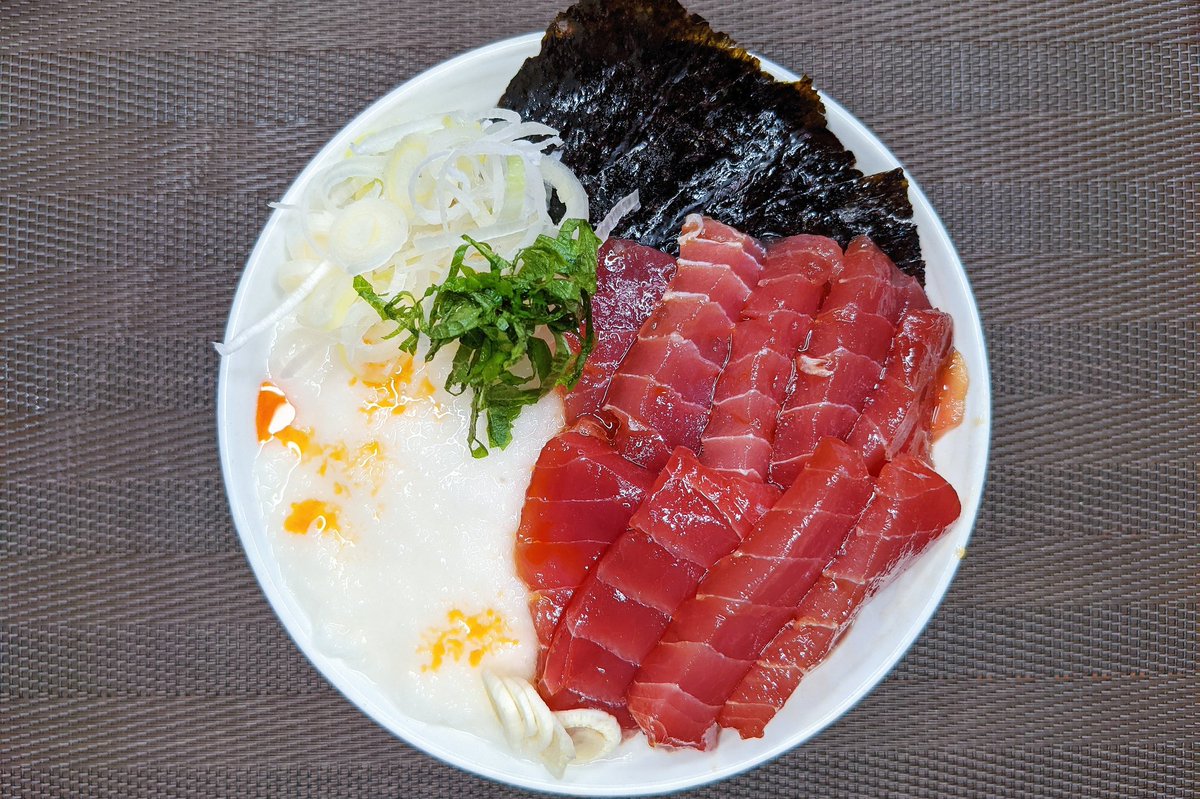 【マグロ山かけにんにく漬け丼】  ①マグロにめんつゆ、ごま油、砂糖、にんにくを加えて20分おく ②ごはんの上に①、山芋、大葉、ネギ、海苔、ラー油をかけたら完成  めんつゆとにんにくベースのタレにマグロ漬け込んだらめちゃくちゃ美味でした