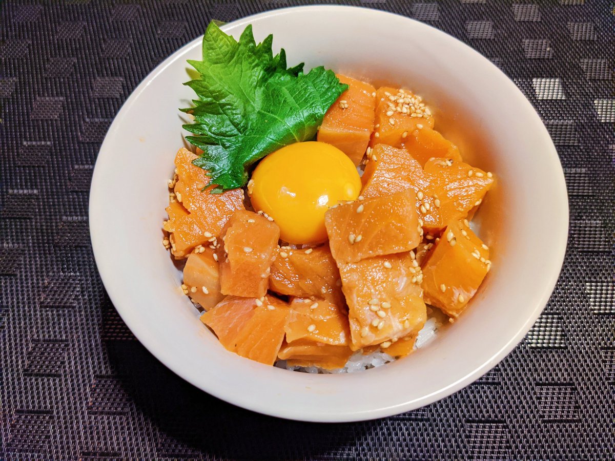   ①サーモンにめんつゆ、ごま油、ラー油、砂糖、にんにく、コチュジャンを混ぜる ②20分間漬け込む ③白ごまを混ぜてご飯の上にのせる ④大葉と卵黄をのせたら完成 