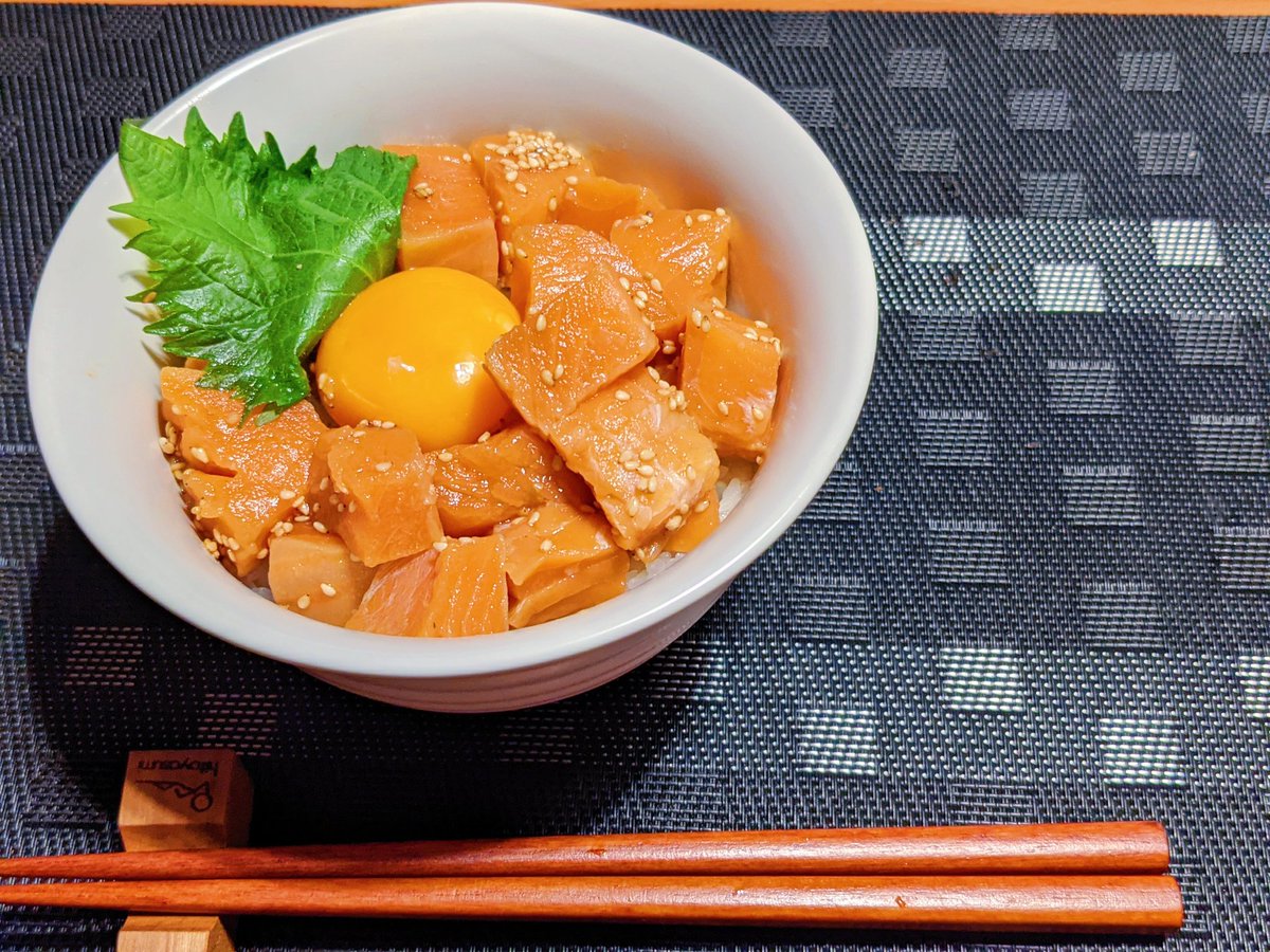 ①サーモンにめんつゆ、ごま油、ラー油、砂糖、にんにく、コチュジャンを混ぜる ②20分間漬け込む ③白ごまを混ぜてご飯の上にのせる ④大葉と卵黄をのせたら完成