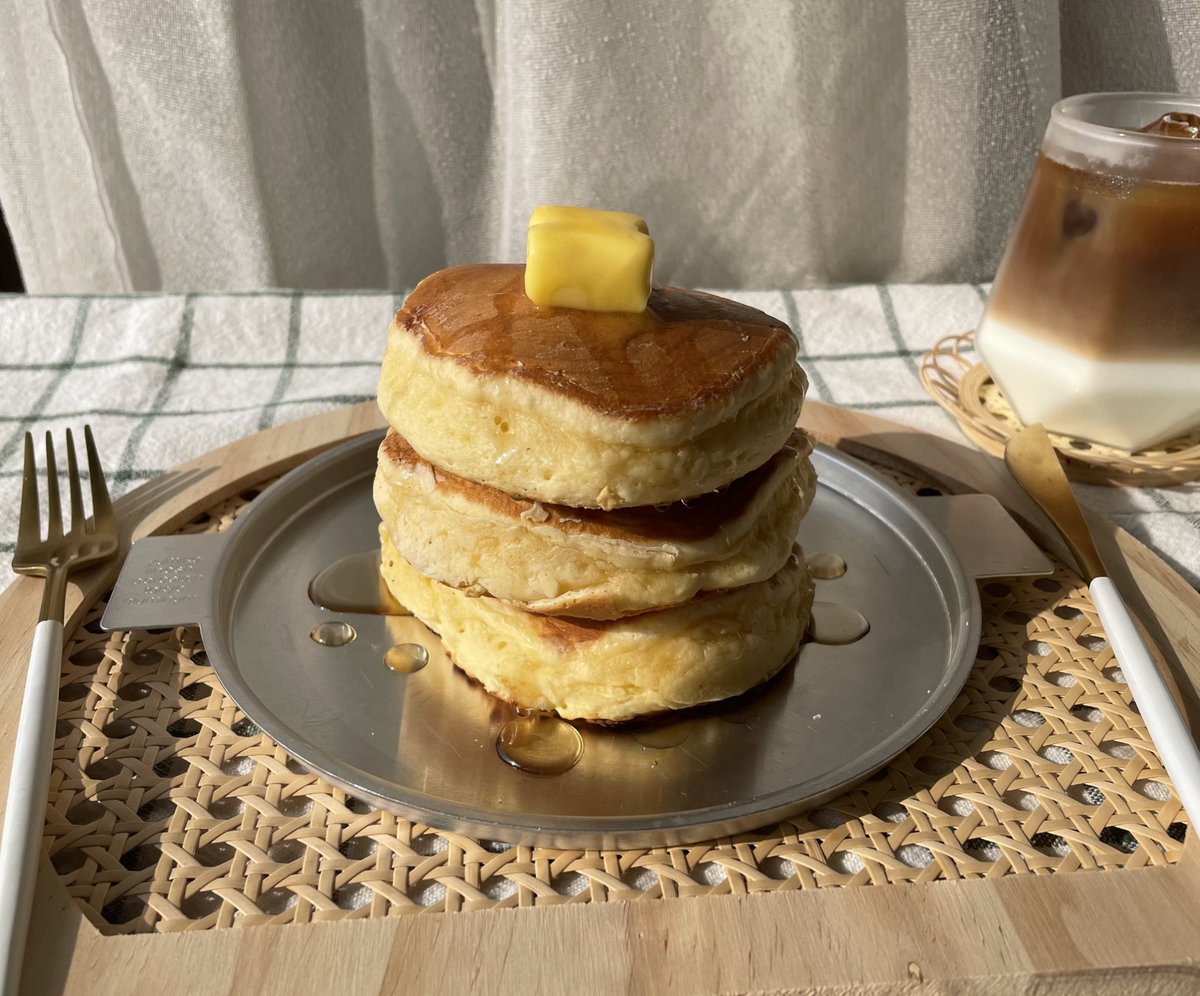 ホットケーキ焼いた🥞 牛乳を少し減らして、みりんと溶かしバターを大さじ1ずついれると喫茶店の味になると聞いてやってみたら、めっちゃ美味しかった👀