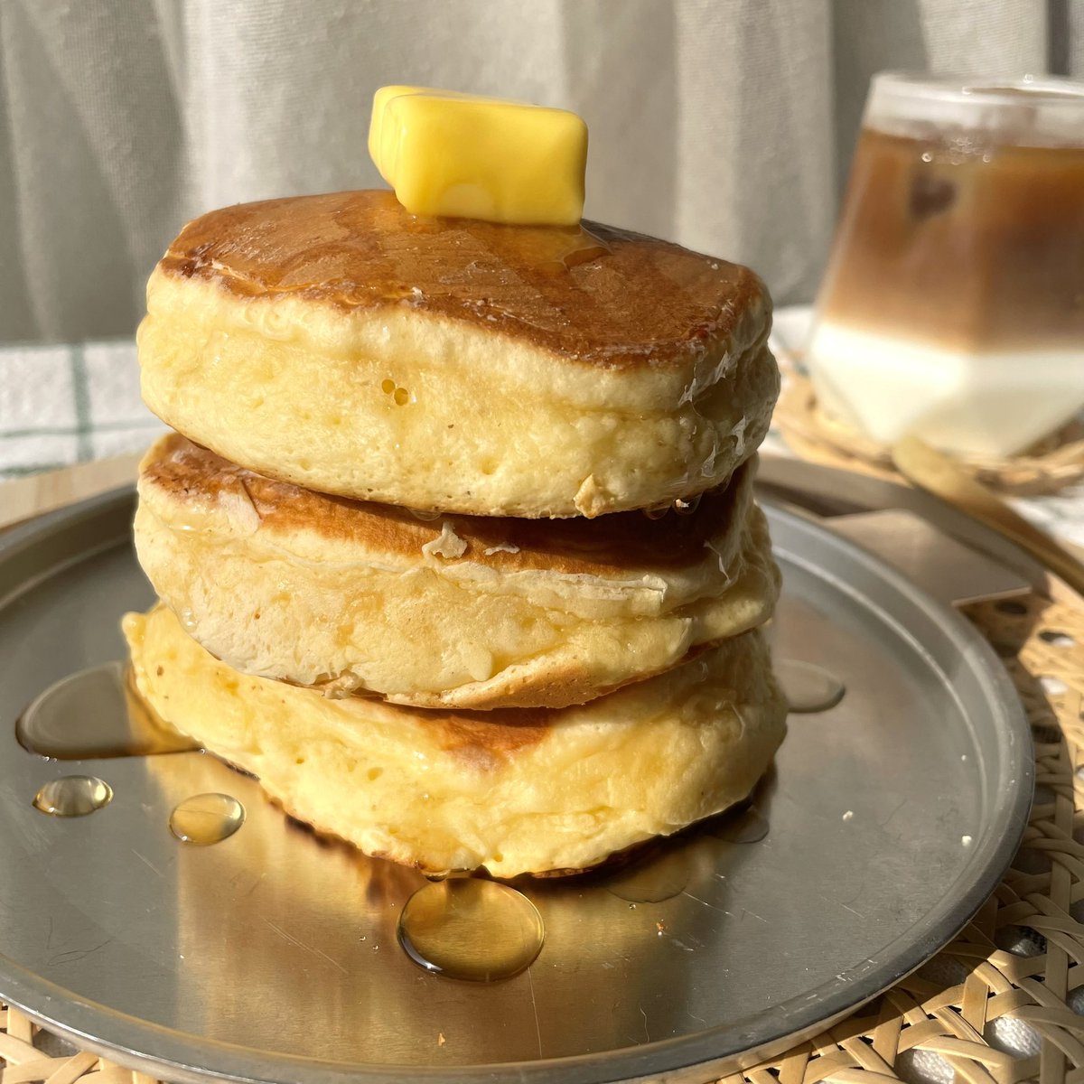 ホットケーキ焼いた🥞 牛乳を少し減らして、みりんと溶かしバターを大さじ1ずついれると喫茶店の味になると聞いてやってみたら、めっちゃ美味しかった👀