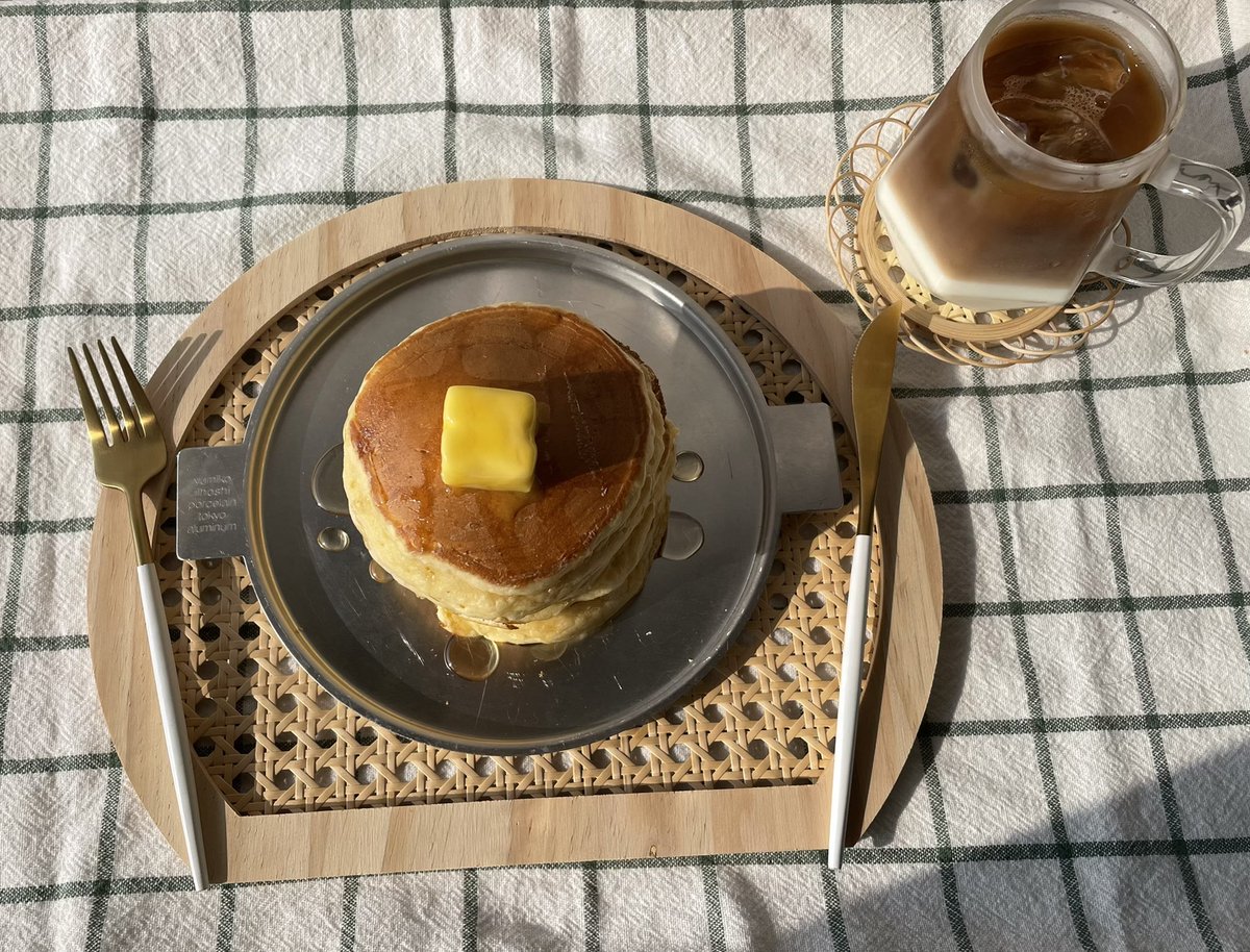 ホットケーキ焼いた🥞 牛乳を少し減らして、みりんと溶かしバターを大さじ1ずついれると喫茶店の味になると聞いてやってみたら、めっちゃ美味しかった👀