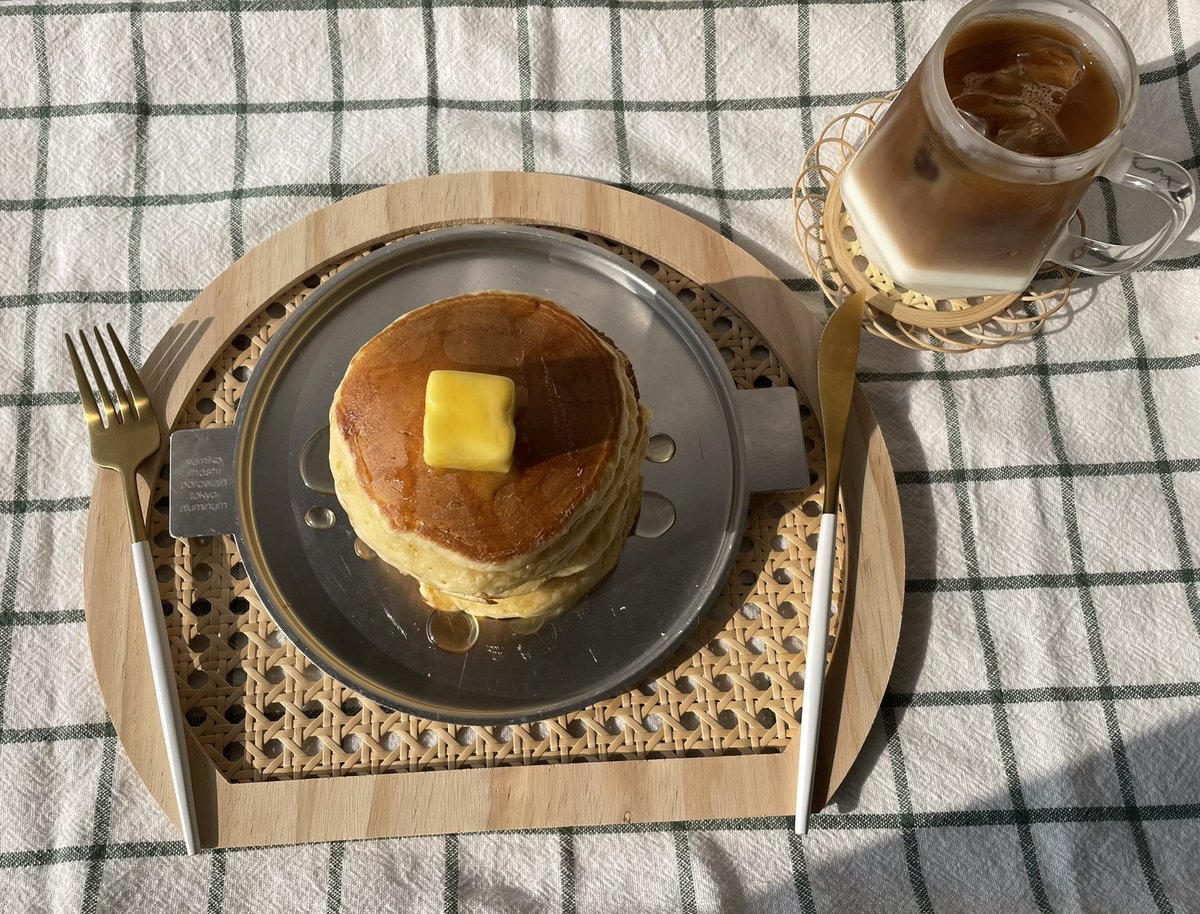 ホットケーキ焼いた🥞 牛乳を少し減らして、みりんと溶かしバターを大さじ1ずついれると喫茶店の味になると聞いてやってみたら、めっちゃ美味しかった👀 