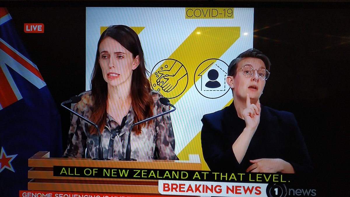 ひと目見て鼻ピアスっぽいものを付けてても首相の会見で手話通訳できるくらい外見なんかどうでもいいよっていう国に住んでます