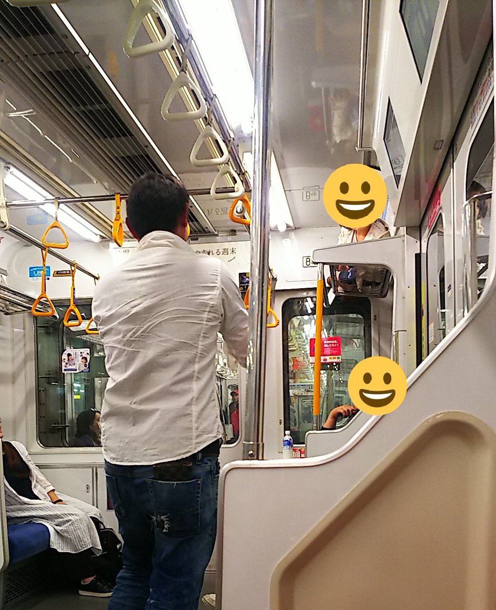 なんか騒がしいなと思ったらこんなことになってた 座ったり寝転んだり  母親は「電車の網棚に乗るなんて珍しい経験が出来て良かったね」とか言ってた… 撮ってるのは多分父親  よくツイで迷惑行為見るけどまさか自分が体験するとは こんな両親に育てられる子供が可哀想… 