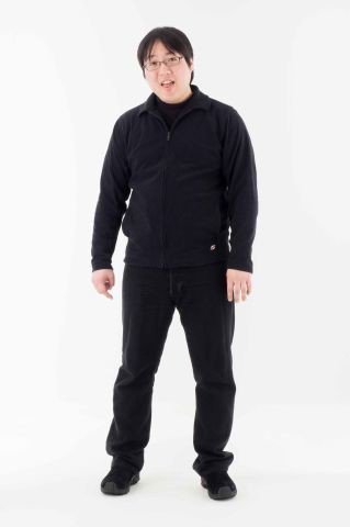 「ザ・オタク」みたいな画像を見つけて心の底から感動してます、これは本当に「ザ・オタク」、ネルシャツにバンダナに指抜きグローブみたいな前世紀のじゃない、今のオタク、紛れもない現代日本のオタクです、全身黒、小太り、眼鏡、髪、表情筋が死んでる謎の顔、立ち方、どこを取っても「ザ・オタク」 